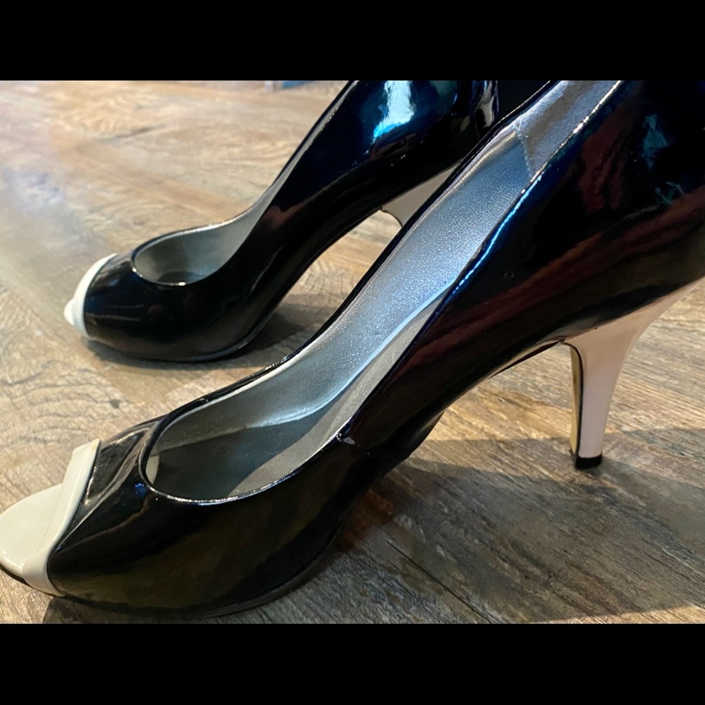 Black and white peep toe pump